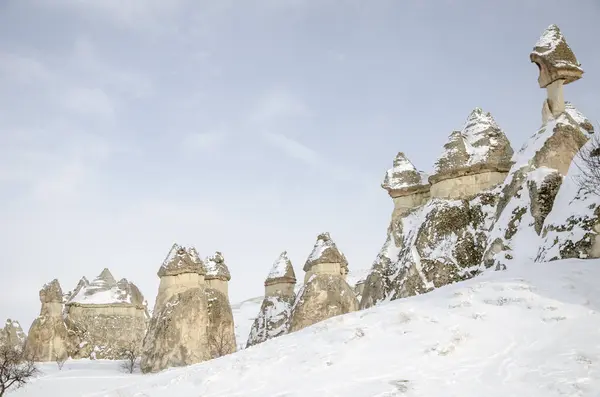 Geologiczne skalistymi formacjami pod śniegiem w Kapadocji, Turek — Zdjęcie stockowe