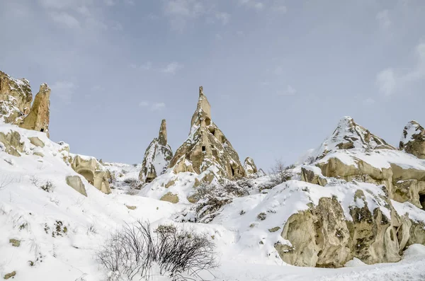 Geologiczne skalistymi formacjami pod śniegiem w Kapadocji, Turek — Zdjęcie stockowe