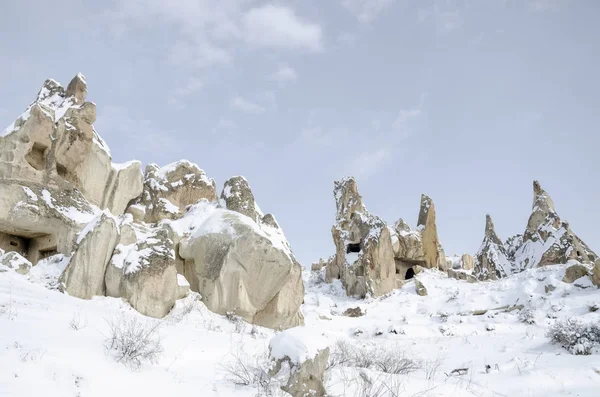 Geologiczne skalistymi formacjami pod śniegiem w Kapadocji, Turek — Zdjęcie stockowe