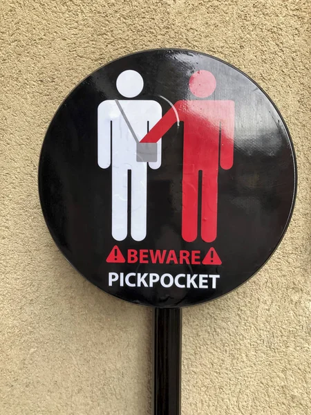 벽에 붙어 있는 소매치기 표지판을 조심하라 — 스톡 사진