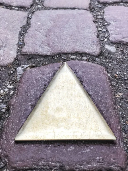Ein Hinweisschild auf der Kopfsteinpflasterstraße — Stockfoto