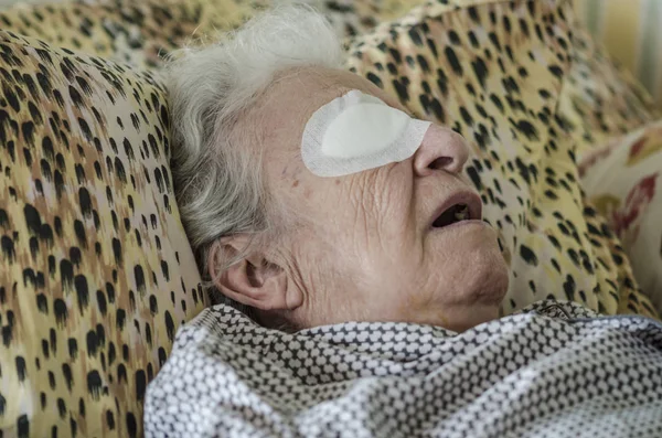 Una persona mayor con vendaje ocular después de una operación de catarata Imágenes De Stock Sin Royalties Gratis