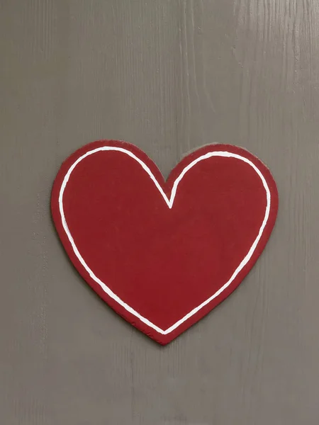 Cuore rosso intagliato su fondo di legno per San Valentino — Foto Stock