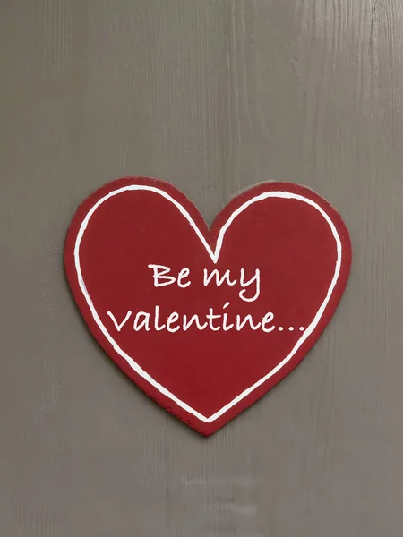 San Valentino saluto con cuore rosso su sfondo di legno — Foto Stock