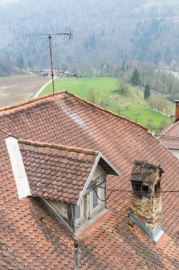 Bir evin kiremitli çatısında TV anteni