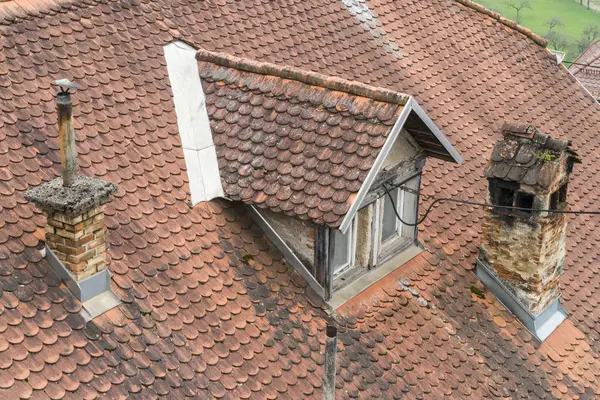 Telha do telhado de uma casa com chaminé e dormer — Fotografia de Stock