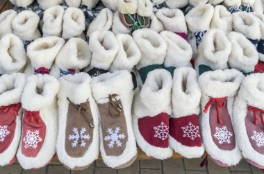 Markette rafta renkli ev ayakkabıları