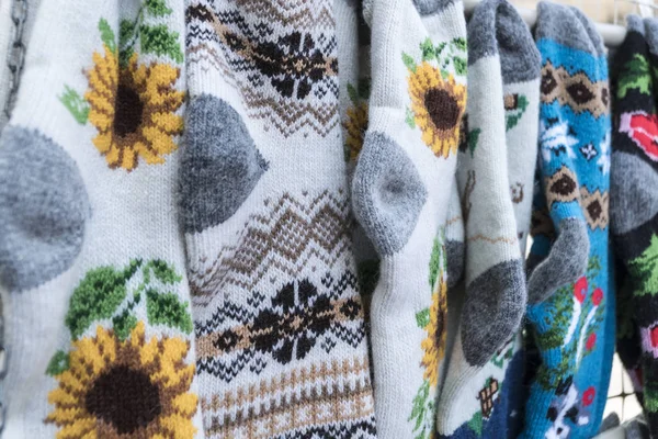 Chaussettes tissées faites à la main, tricotées comme fond — Photo