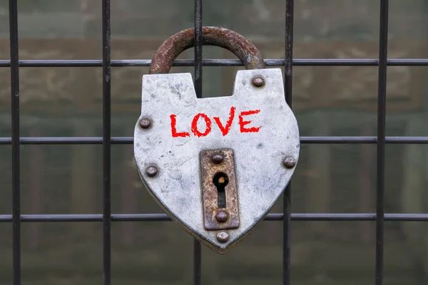 Cadeado de amor enforcado em uma cerca de ponte para o dia dos namorados — Fotografia de Stock