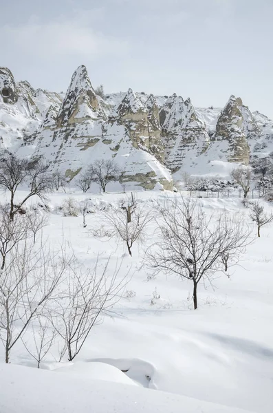 Formations rocheuses géologiques uniques sous la neige en Cappadoce, Turquie — Photo