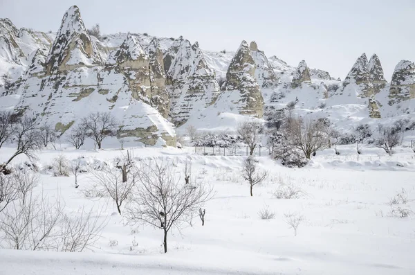 Uniche formazioni geologiche rocciose sotto la neve in Cappadocia, Turco — Foto Stock