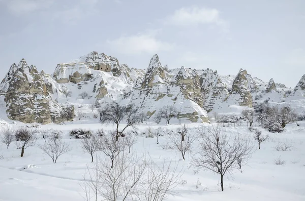 Wzgórza i formacje skalne pod śniegiem w Kapadocji, Turcja — Zdjęcie stockowe