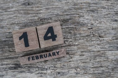 Şubat'ta kopya alanı ile ahşap arka plan için küp takvim