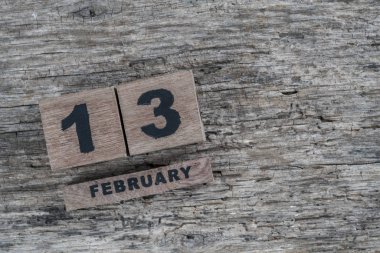 Şubat'ta kopya alanı ile ahşap arka plan için küp takvim