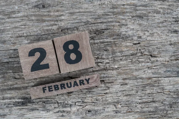 Calendario cubo para febrero sobre fondo de madera con espacio de copia — Foto de Stock