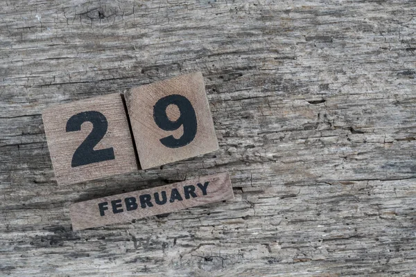 Calendario cubo para febrero sobre fondo de madera con espacio de copia Imágenes De Stock Sin Royalties Gratis