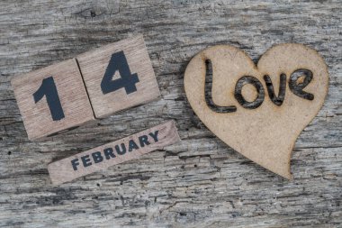 Sevgililer Günü, tahta zemin üzerinde küp ile şablon karşılama 