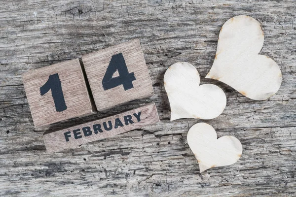 Valentijnsdag begroeting sjabloon op houten achtergrond met kubus — Stockfoto