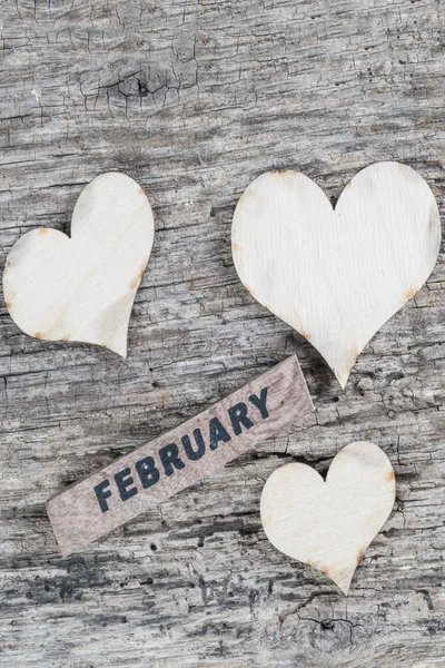 Plantilla de felicitación día de San Valentín sobre fondo de madera con cubo — Foto de Stock