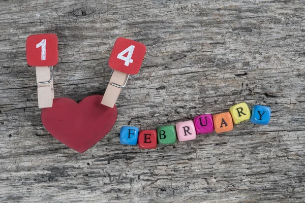 Calendario de cubo de colores y corazón sobre fondo de madera para Februa — Foto de Stock