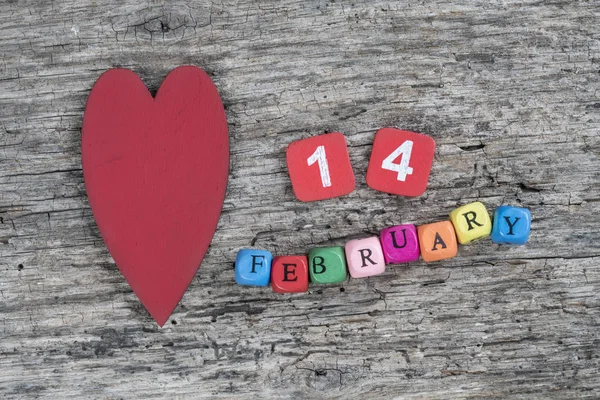 Calendrier cube coloré et coeur sur fond en bois pour Februa — Photo