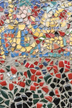 Kırık seramik parçalarla kaplı duvar