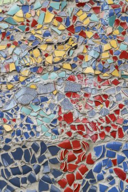 Kırık seramik parçalarla kaplı duvar