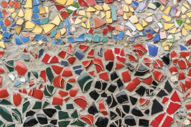 Kırık seramik parçalarla kaplı duvar