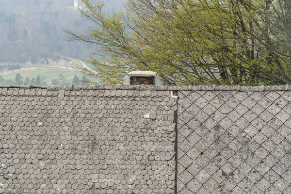 Close-up van dak en schoorsteen van een dorpshuis — Stockfoto