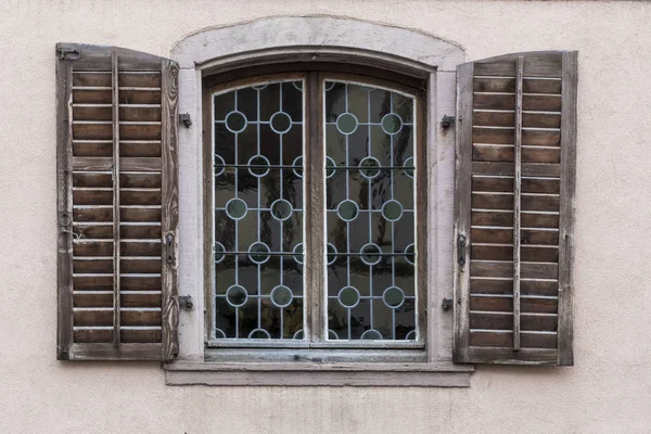 Дерев'яне вікно сліпе від будинку з вітражем — стокове фото