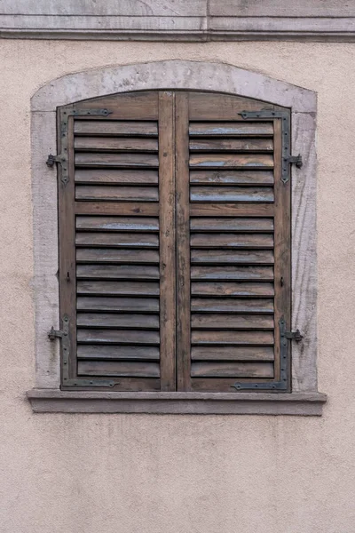 Κλειστό ξύλινο παράθυρο τυφλό ενός σπιτιού — Φωτογραφία Αρχείου