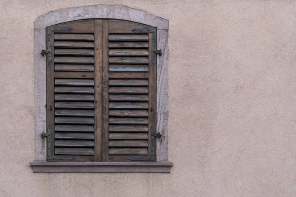 Geschlossene Jalousie eines Hauses — Stockfoto