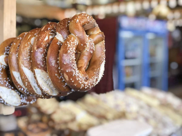 Traditionele pretzel bagels in een noel markt — Stockfoto