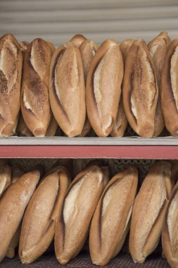 Fırındaki raflarda gevrek ekmek var.