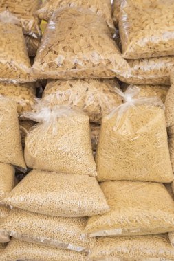 Bir dükkanda şeffaf poşetlerde çeşitli makarnalar