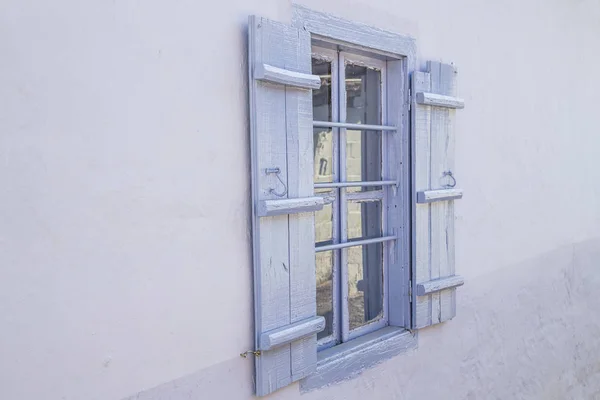 Blaue Holzfensterjalousien eines Hauses — Stockfoto