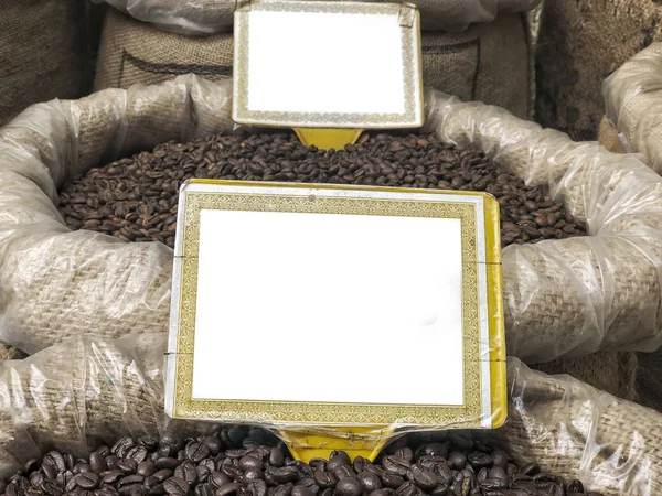 Кофейные зерна в мешочках с чистыми именами — стоковое фото
