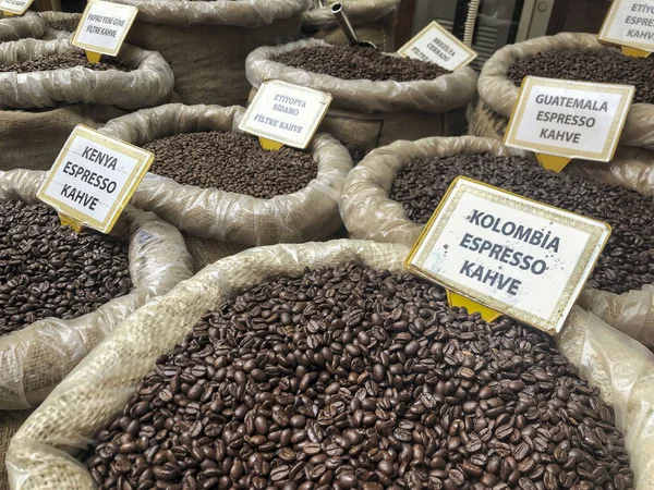 Granos de café con etiqueta turca dice café expreso —  Fotos de Stock
