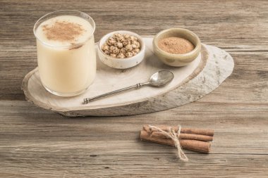 Boza, ahşap bir masada mayalanmış geleneksel Türk içeceği.