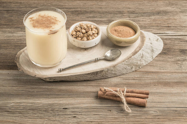 боза, традиционный турецкий напиток брожения на деревянном столе
