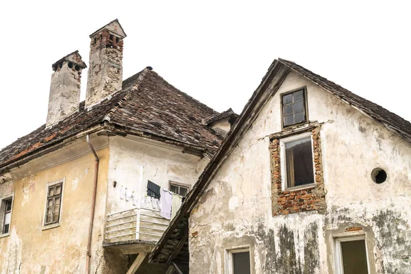 Casas viejas abandonadas aisladas sobre blanco — Foto de Stock