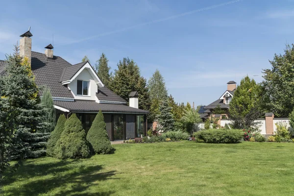 Una casa privada y su jardín bajo el cielo azul — Foto de Stock