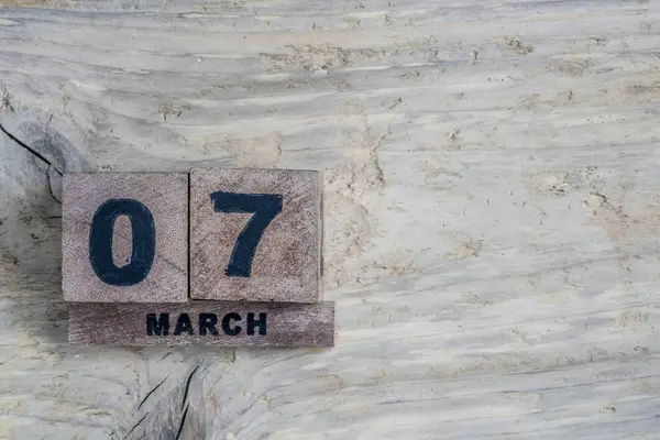 Кубический календарь для марша на деревянном фоне с копировальным пространством — стоковое фото
