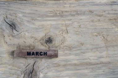 ahşap arka plan üzerinde Mart için küp takvim