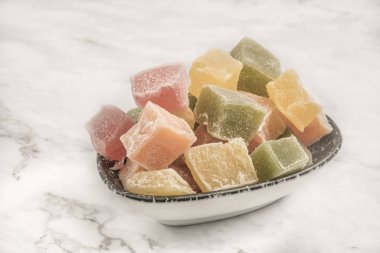 bir masada bir kase renkli Türk lezzetlerini