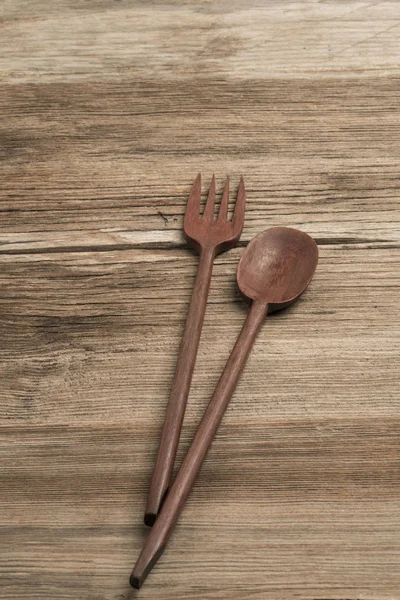 Cuchara tallada y tenedor en una mesa de madera con espacio para copiar — Foto de Stock