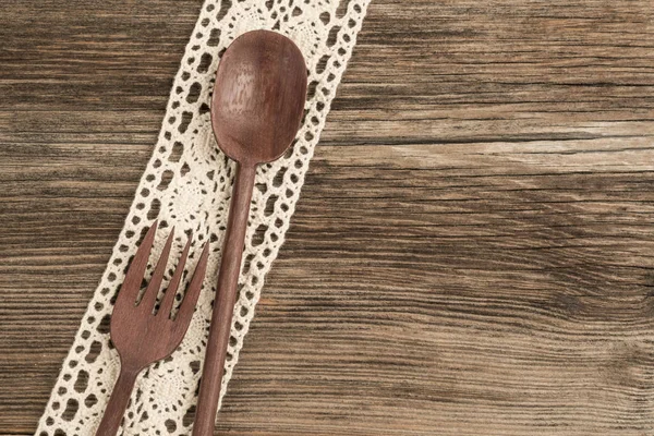Cuchara tallada y tenedor en una mesa de madera con espacio para copiar — Foto de Stock