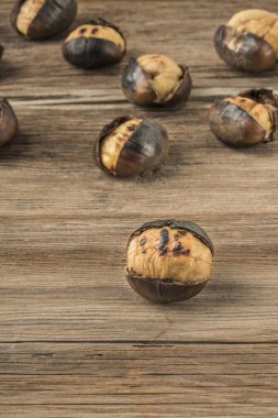 Tahta bir masada kavrulmuş kestane