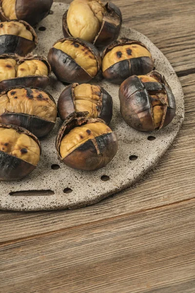 Geröstete Kastanien auf einem Holztisch — Stockfoto