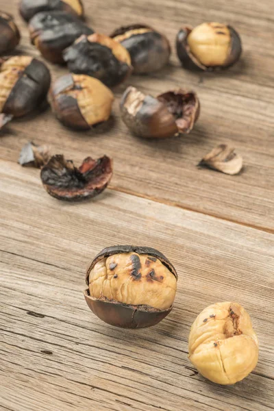 Geroosterde kastanjes op een houten tafel — Stockfoto